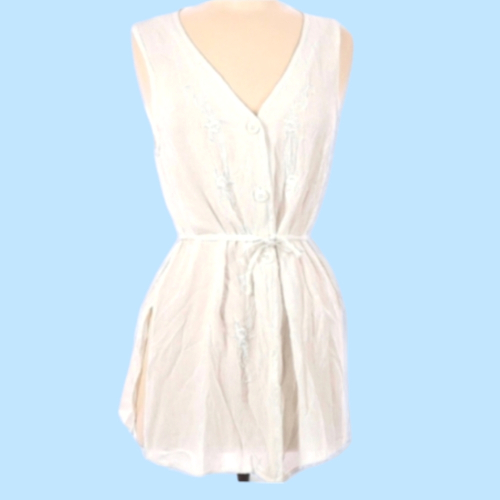 ❤️Metro Collection New York Sleeveless Top With Beautiful Embroidered Details